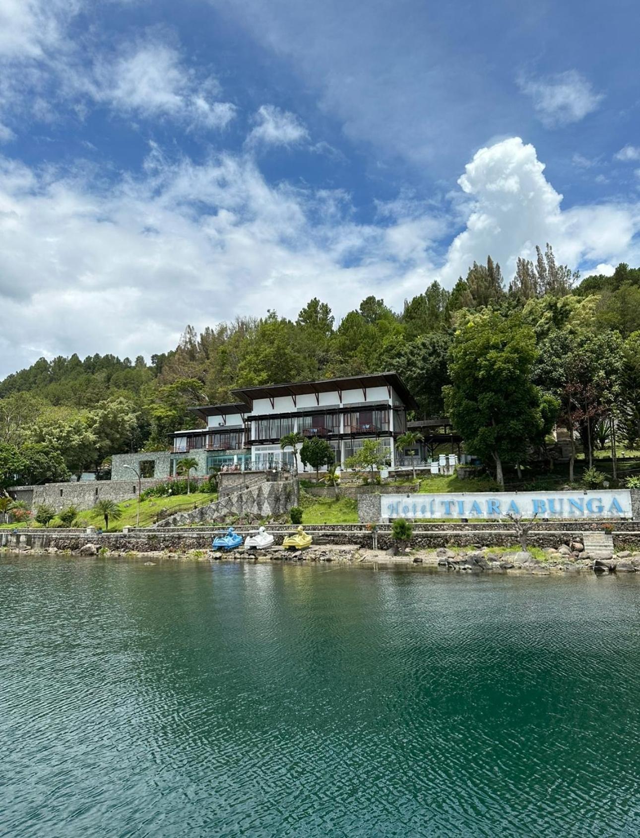 Tiara Bunga Hotel & Villa Балиге Экстерьер фото