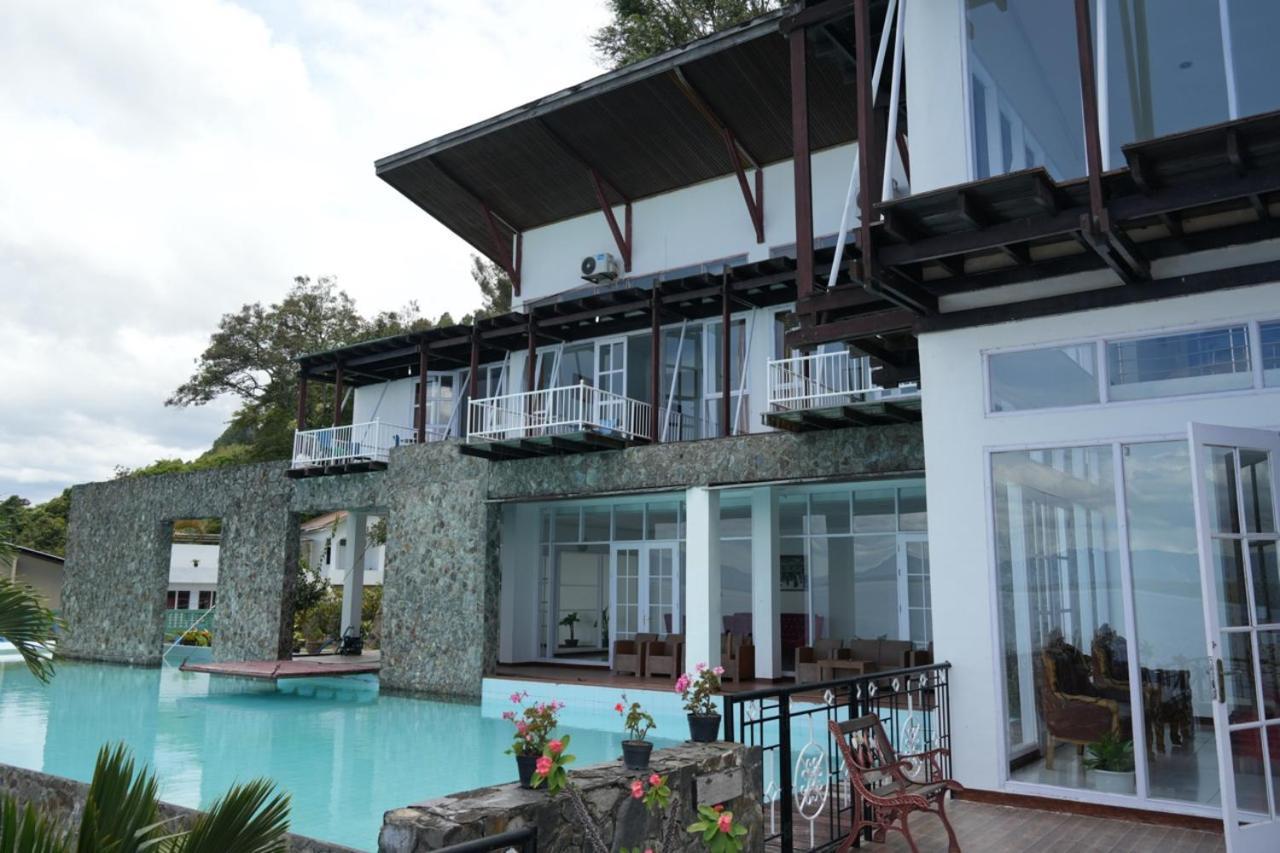 Tiara Bunga Hotel & Villa Балиге Экстерьер фото